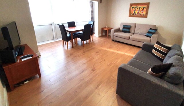 Ground floor 2-Bedroom flat with Superfast Wi-Fi