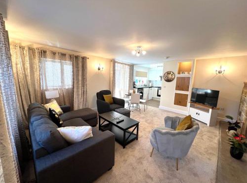 Ground Floor 2 Bedroom Apt, Onsite Parking, Edge of Glastonbury and Street