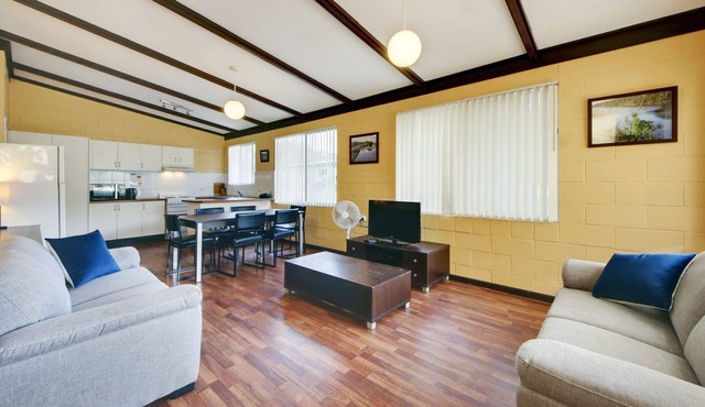 Ground floor 2 bedroom unit accommodating 6* Great Location*