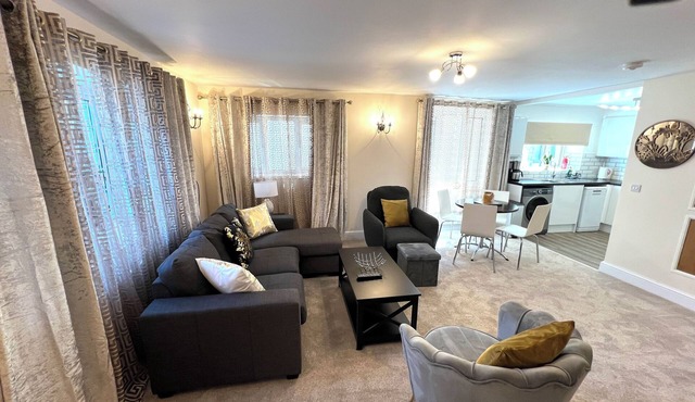 Ground Floor 2 Bedroom, Edge of Glastonbury & Street Town Centre, Onsite Parking