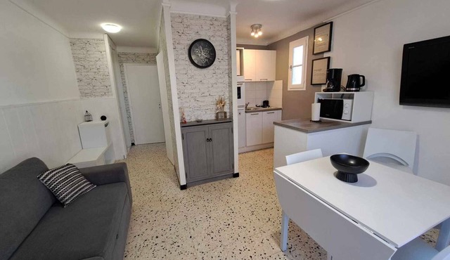 Ground floor 2-room apartment near beach with terraces and parking
