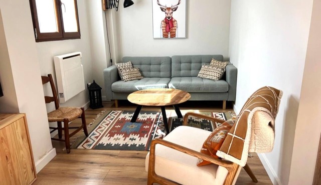 Ground Floor 3 rooms Fireplace, Private Patio & Wi-Fi