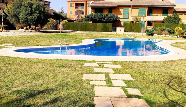 Ground Floor Apartment with Private Garden, Shared Pool, 300m from Beach, Ideal for Families
