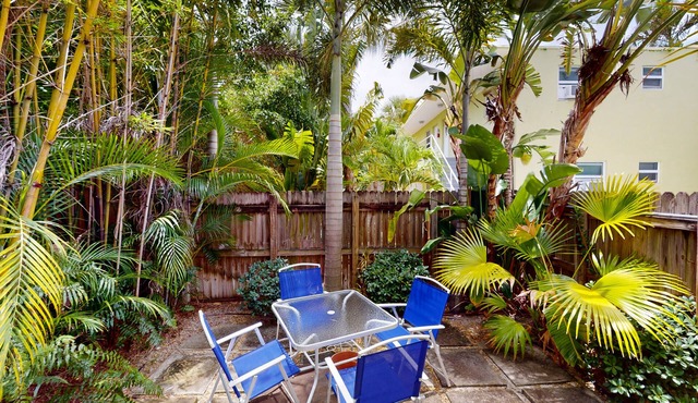 Ground-floor apt near downtown & beach with patio, streaming, W/D, central AC