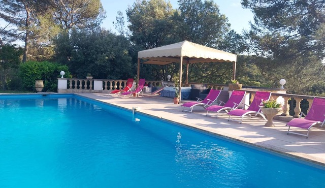 Ground floor apartment in Provencal house with independent access ALPILLES