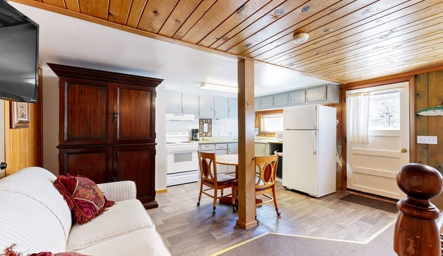 Ground-floor aparthotel with deck, kitchen, volleyball, mtn views