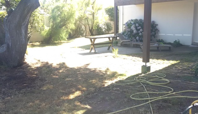 Ground floor apartment 53 m3 private garden 50 m beach for 4 or 5 people.