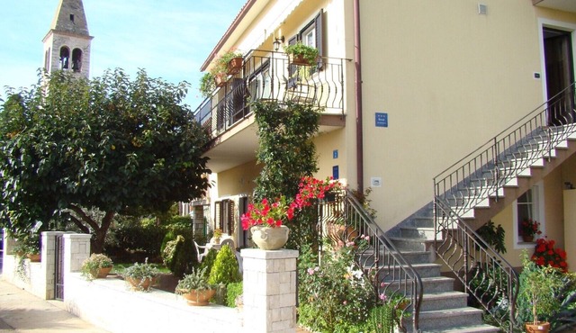 Ground floor Apartment Orzan I with terrace near to the Beach