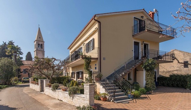Ground floor Apartment Orzan II with terrace near to the Beach