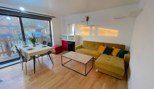 Ground Floor apartment 2 min walk from Hounslow West Train Station