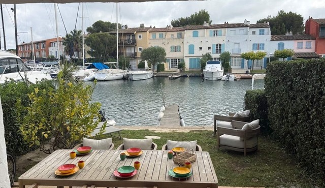 Ground floor apartment, prime location in Port Grimaud Spacious garden and mooring.