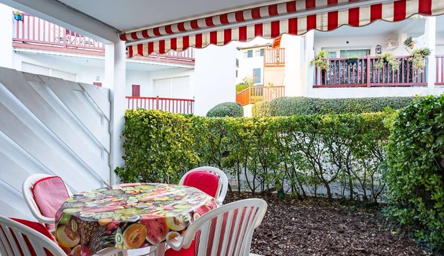 Ground floor apartment with terrace, pool and parking 1km from the beach