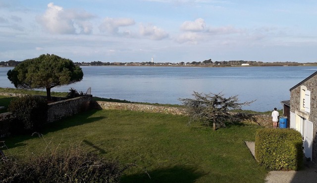 Ground-floor apartment with veranda on the edge of Portbail harbor