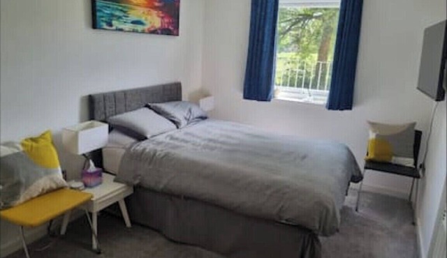 Ground floor apartment. 1 double bed, 1 double sofa bed, sleeps 4. Free parking.