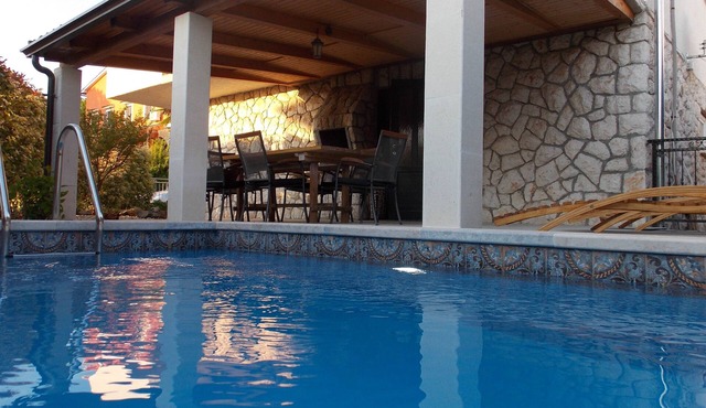 Ground floor apartment - Njivice center, terrace, pool, air conditioning, satellite TV, WiFi