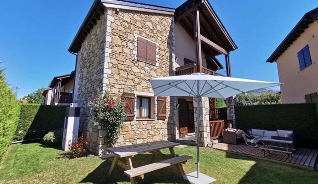 Ground Floor Apt 2 Bed Private 90m2 Garden, Fireplace & Wi-Fi