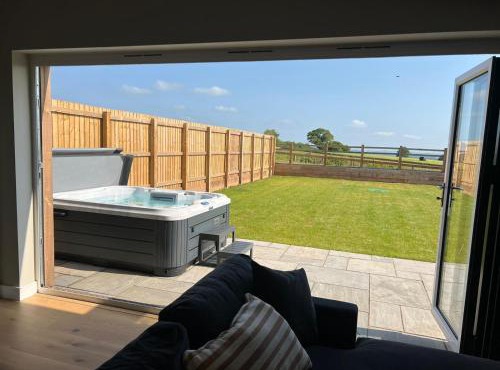 Ground Floor Barn with Hot Tub, Dog Friendly, Sleeps up to 8 close to Monmouth, Ross on Wye, Hay on Wye and Hereford!