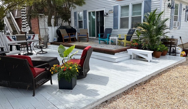 Ground Floor Beach Cottage, block from ocean, shops & restaurants