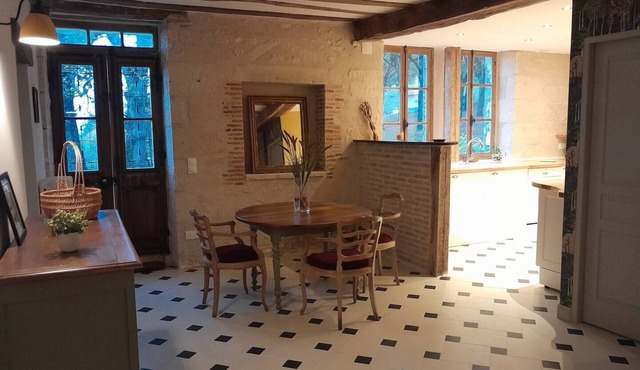 Ground-floor château apartment, view side