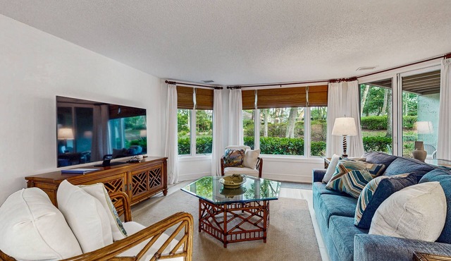Ground floor condo with private patio, full kitchen, beach access and pool