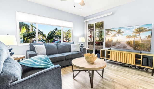 Ground-floor condo: monthly stays, heated pool, tennis, pickleball, 2 minutes to beach 🌴🌊