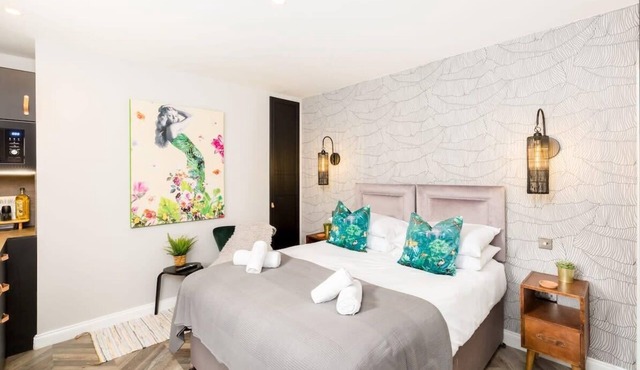 Ground floor compact studio with mini kitchen