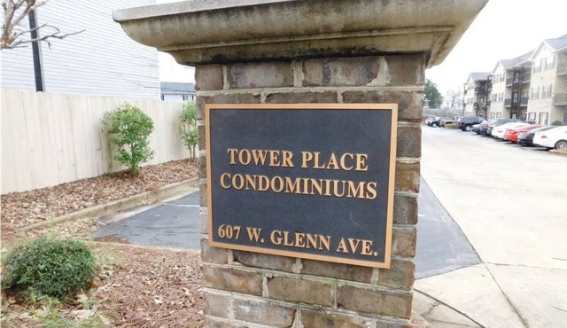 Ground floor condo 3 blocks from stadium. Parking pass is included with deposit