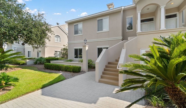 Ground floor condo at Peninsula. Coastal living with golf course views!