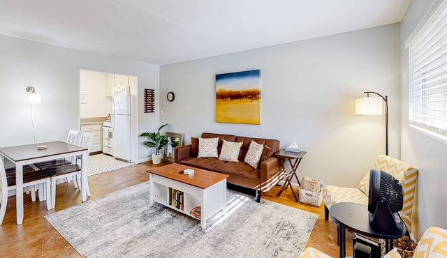 Ground-floor condo - walk to Lake Austin - dog-friendly, WiFi, and central AC