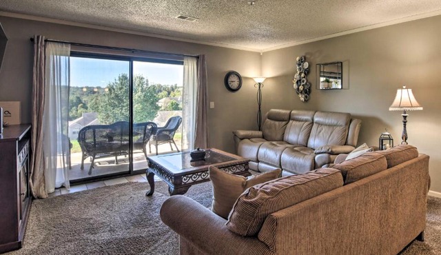 Ground-Floor Condo with Patio 1 Mi to 76 Strip!