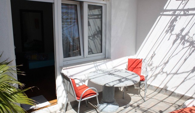Ground floor double room with approx. 25m² air conditioning, terrace, sea view