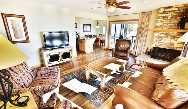 Ground Floor, End Unit. Big Pool, Hot Tubs! Easy Drive to 6 Ski Areas