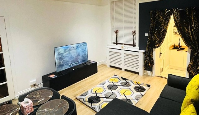 Ground Floor Entire Holiday Apartment - Self Check in/out - Perfect for 6 Guests