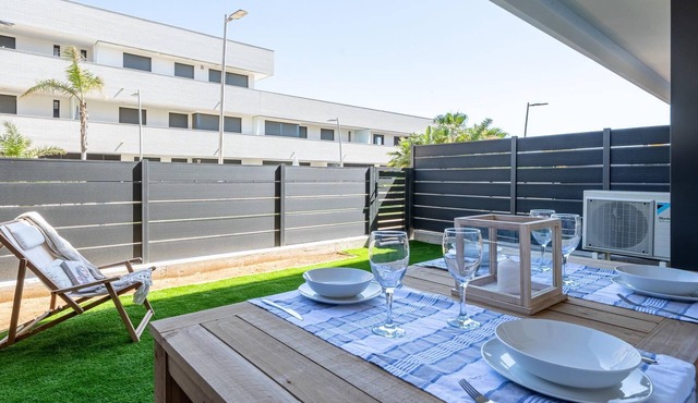 Ground floor with private garden 1min beach