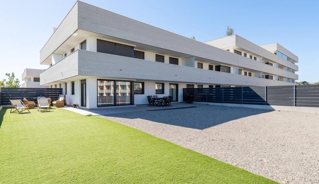 Ground floor with private garden 1min beach