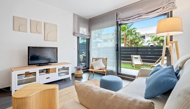 Ground floor with private garden 1min beach