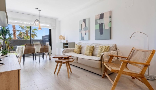 Ground floor with private garden 1min beach