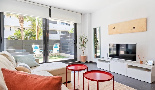 Ground floor with private garden 1min beach