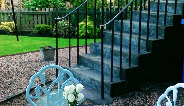 Ground floor flat, within easy commuting distance to Edinburgh, Glasgow, etc