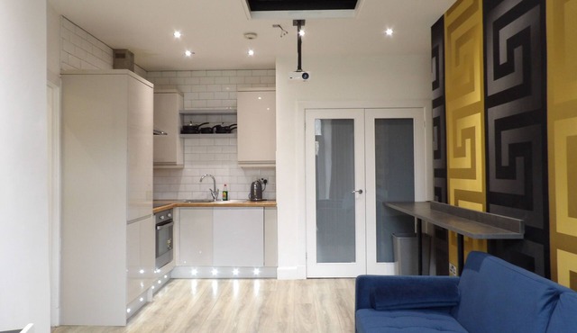 Ground floor flat with patio and hot tub near Murrayfield Stadium