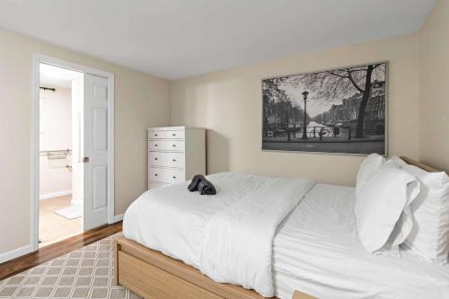 Ground-Floor Forest Park Studio with Parking & Washer Dryer