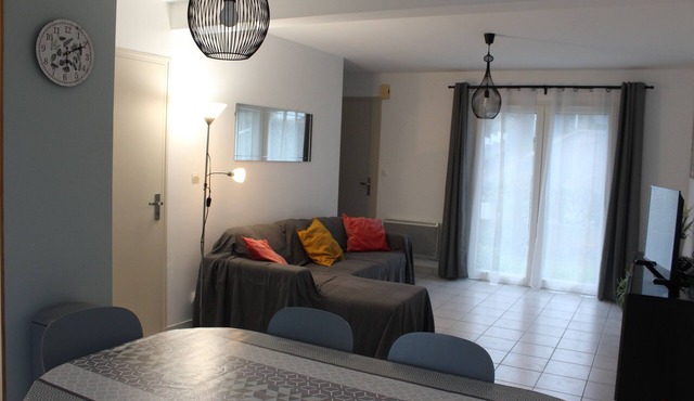 Ground floor of a bungalow with garden 500m from the beach