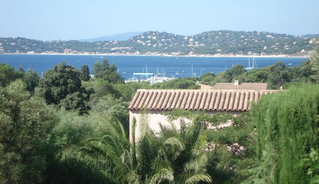 Ground floor apartment in Provencal villa, 300 metres from beaches