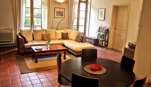 Ground floor garden apartment (+ optional studio), quiet central location
