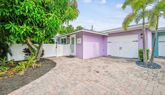 Ground Floor home for 5, short walk to beach and private heated pool! Lovely open living area