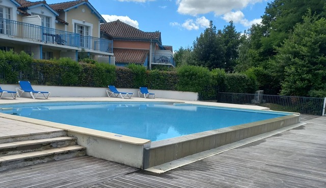 ground floor . Lake view. Heated swimming pool. Covered terrace.