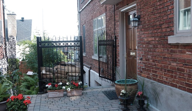 Ground Floor Loft Facing the Yard in welcoming Westmount