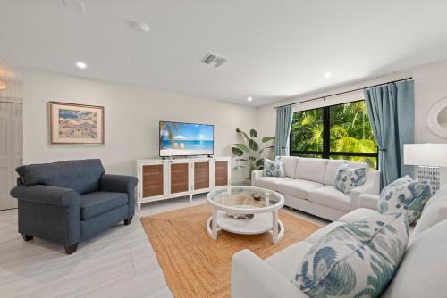 Ground Floor Luxury - Your choice of 2 Bikes or Kayak Rental - Steps to Beach!
