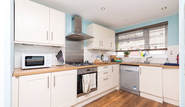 Ground floor maisonette with patio, close to town!