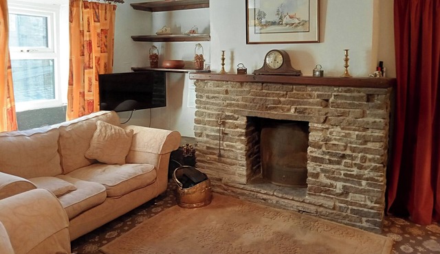 Ground Floor: nLiving room: TV, Freesat, Open FirenDining room.